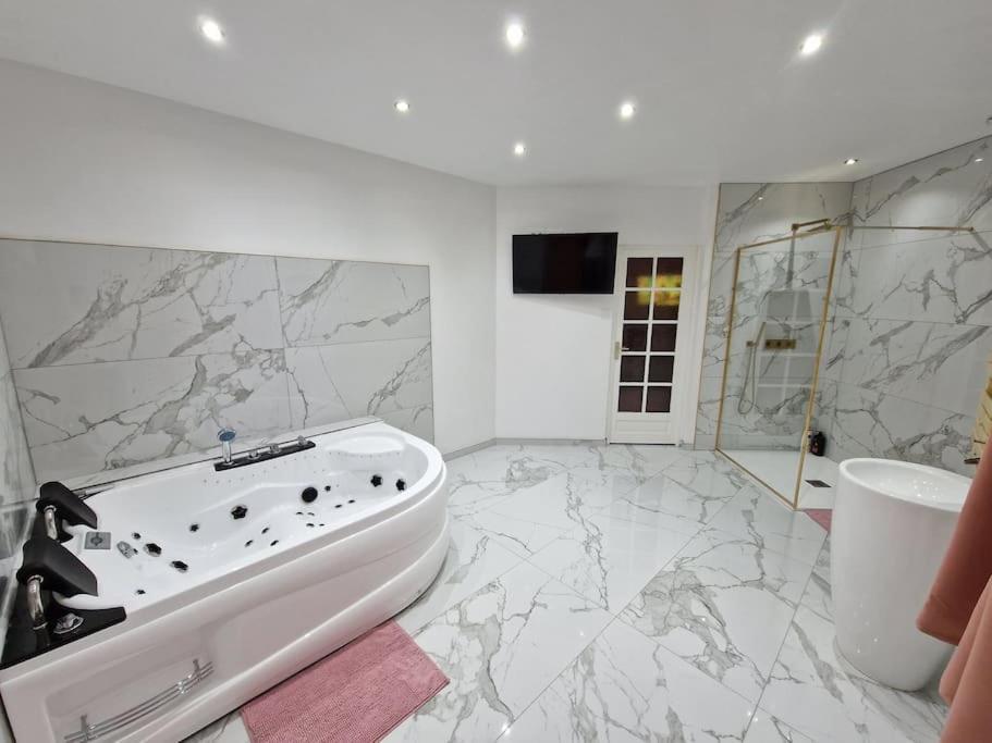 Maison Chic Avec Jacuzzi Nogent Sur Oise Yaospa60 Zewnętrze zdjęcie