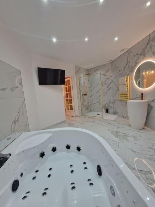 Maison Chic Avec Jacuzzi Nogent Sur Oise Yaospa60 Zewnętrze zdjęcie